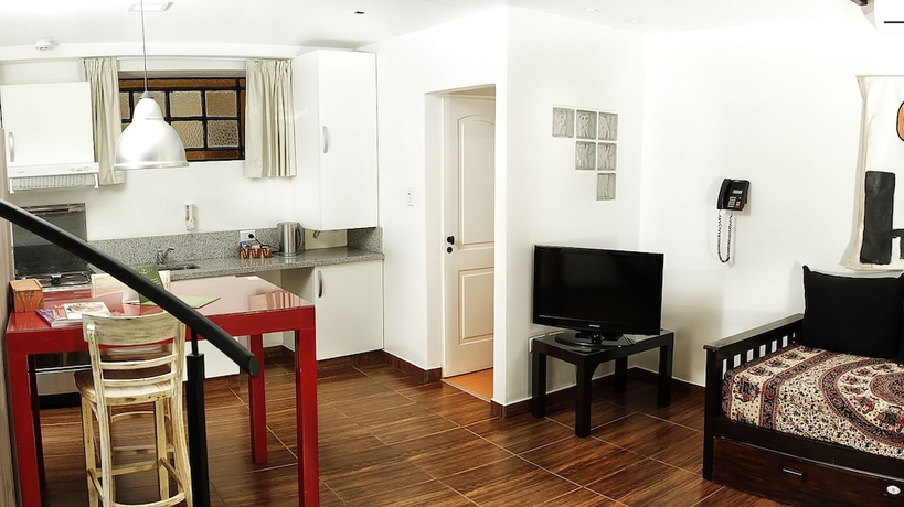 Imagen de la habitación del Hotel La Rozada Suites. Foto 16