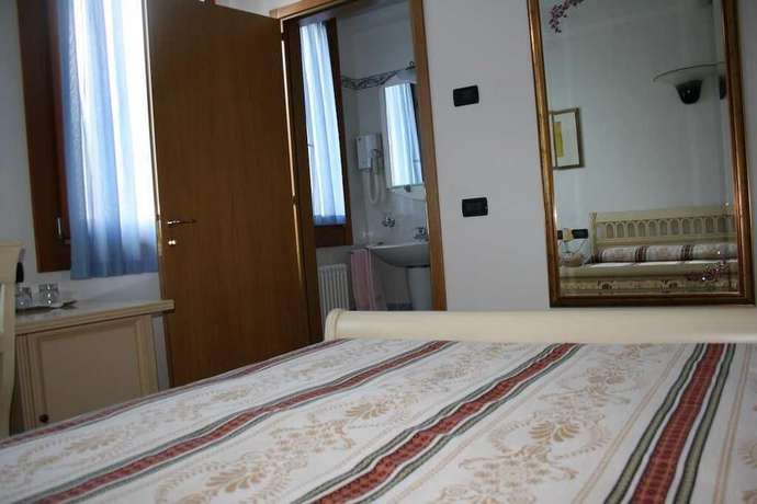 Imagen de la habitación del Hotel La Rua. Foto 6