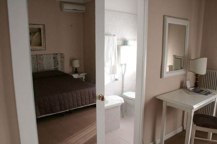 Imagen de la habitación del Hotel La Rua. Foto 13