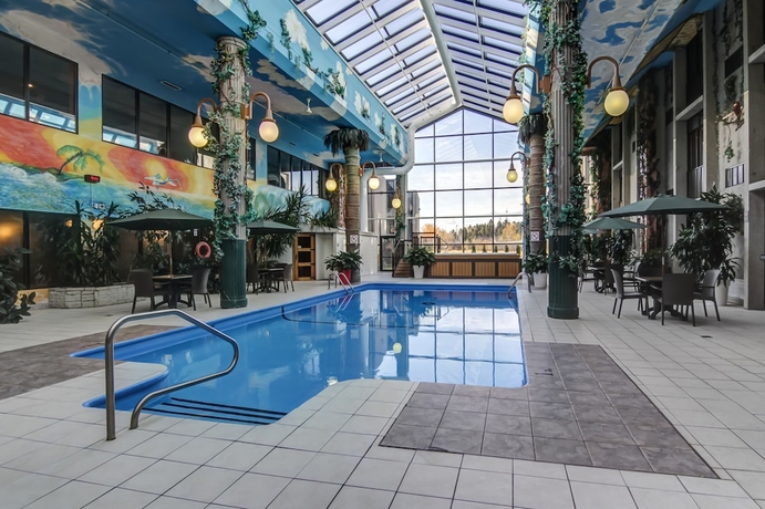 Imagen de la piscina del Hotel La Saguenéenne - Et Centre De Congrès. Foto 19