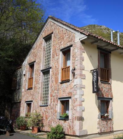 Imagen general del Hotel La Salmonera. Foto 6