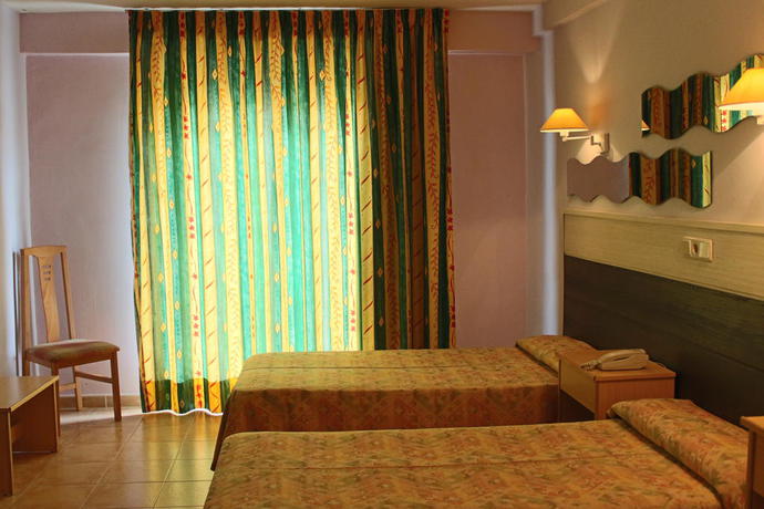 Imagen de la habitación del Hotel La Santa Faz. Foto 4