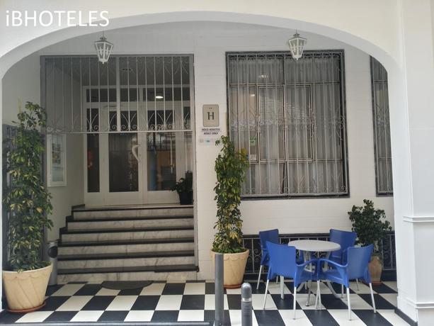 Imagen de los exteriores del Hotel La Santa Faz. Foto 10