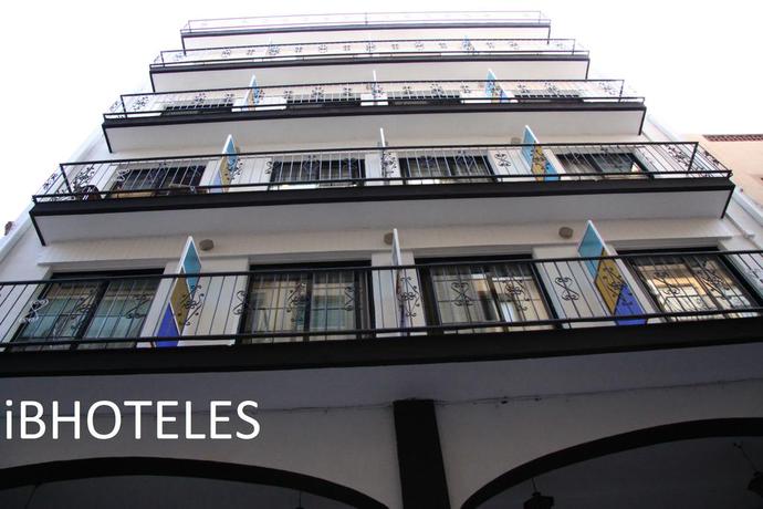 Imagen de los exteriores del Hotel La Santa Faz. Foto 12