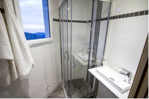 Imagen de la habitación del Hotel La Santa, Santa-Reparata-di-Balagna. Foto 8