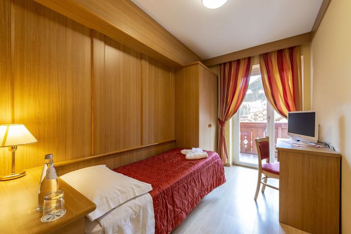 Imagen de la habitación del Hotel La Serenella. Foto 14