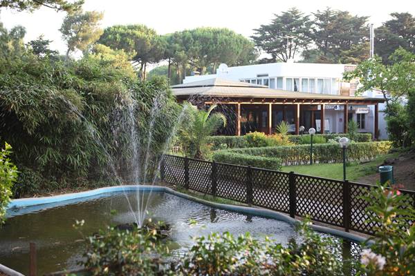 Imagen de los exteriores del Hotel La Serra Holiday Village and Beach. Foto 3