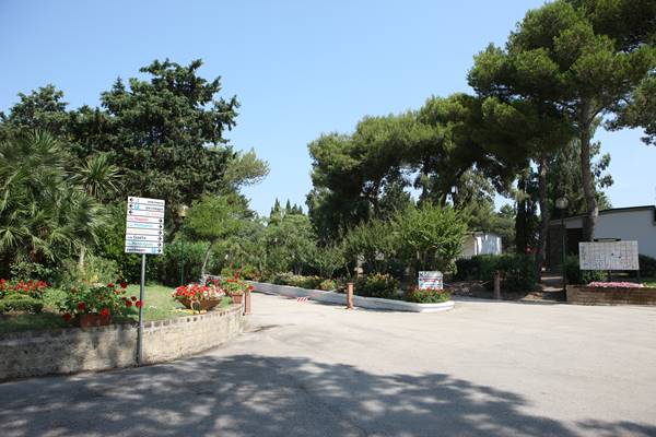 Imagen de los exteriores del Hotel La Serra Holiday Village and Beach. Foto 4