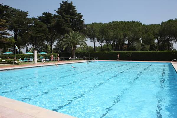 Imagen de la piscina del Hotel La Serra Holiday Village and Beach. Foto 6