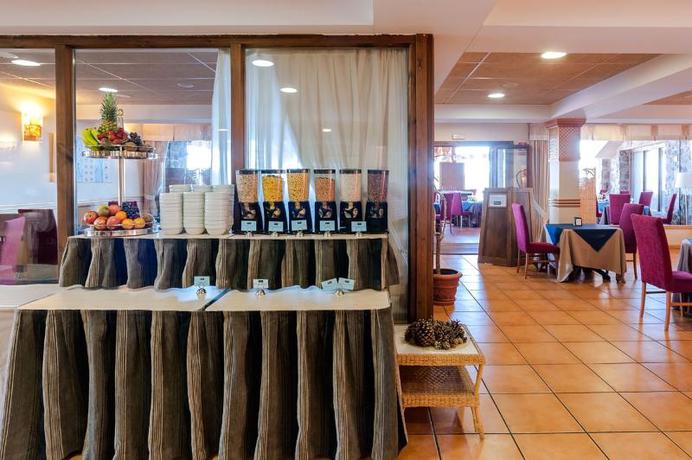 Imagen del bar/restaurante del Hotel La Sierra By Selecta. Foto 3