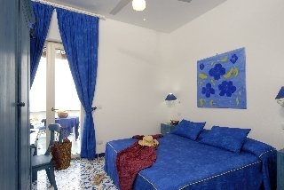 Imagen de la habitación del Hotel La Sirenella. Foto 11