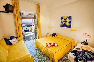Imagen de la habitación del Hotel La Sirenella. Foto 12