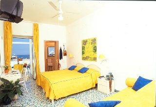 Imagen de la habitación del Hotel La Sirenella. Foto 14