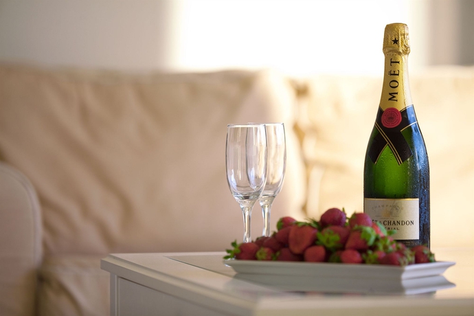 Imagen de la habitación del Hotel La Stella Suites. Foto 5