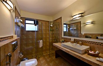 Imagen de la habitación del Hotel La Sunila Suites. Foto 10