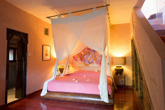 Imagen de la habitación del Hotel La Taverna Suites. Foto 5