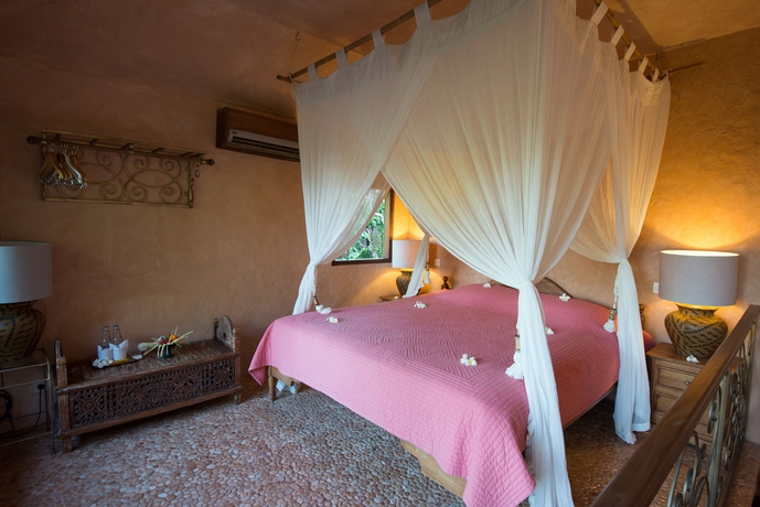 Imagen de la habitación del Hotel La Taverna Suites. Foto 6