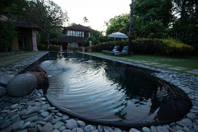 Imagen de la piscina del Hotel La Taverna Suites. Foto 16