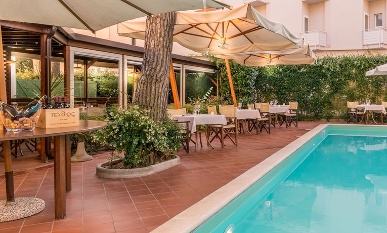 Imagen del bar/restaurante del Hotel La Tavernetta, Marina Romea. Foto 3