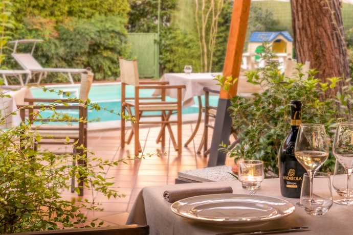 Imagen del bar/restaurante del Hotel La Tavernetta, Marina Romea. Foto 4