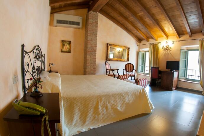 Imagen de la habitación del Hotel La Tavola Rotonda. Foto 19