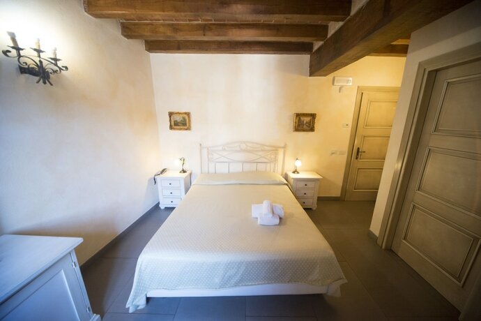 Imagen de la habitación del Hotel La Tavola Rotonda. Foto 20