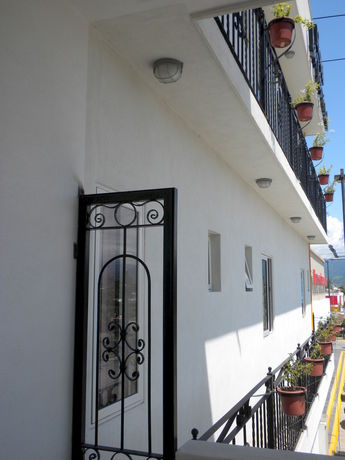 Imagen de los exteriores del Hotel La Terminal. Foto 12