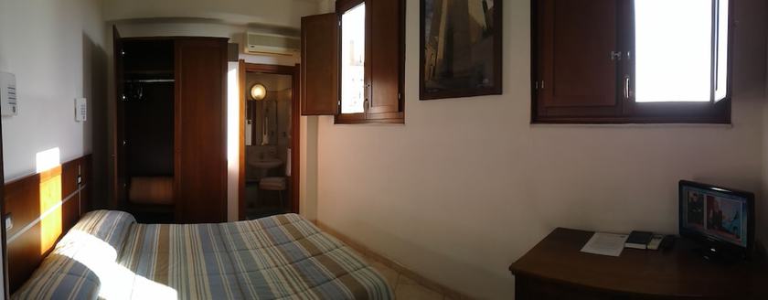 Imagen de la habitación del Hotel La Terrazza, CAGLIARI. Foto 7