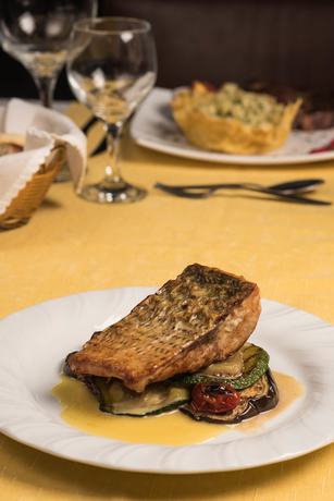 Imagen del bar/restaurante del Hotel La Tour Boutique. Foto 2