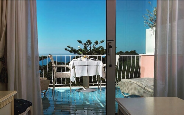 Imagen de la habitación del Hotel La Vega, Capri. Foto 17