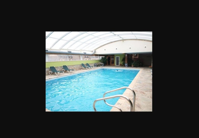 Imagen de la piscina del Hotel La Vega, La Virgen de la Vega. Foto 17