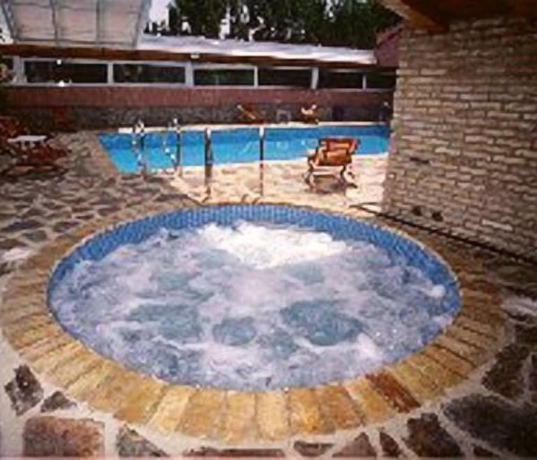 Imagen de la piscina del Hotel La Vega, La Virgen de la Vega. Foto 19