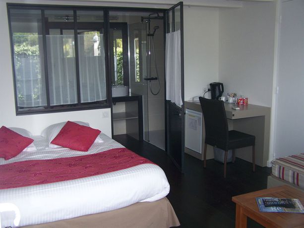 Imagen de la piscina del Hotel La Villa Bien &Ecirc;tre. Foto 16