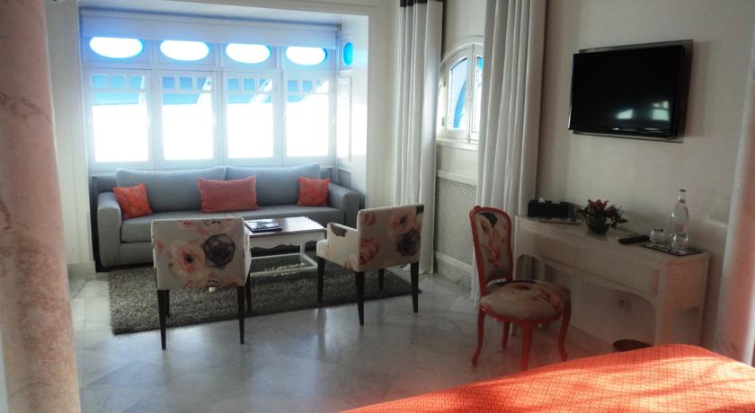 Imagen de la habitación del Hotel La Villa Bleue. Foto 4