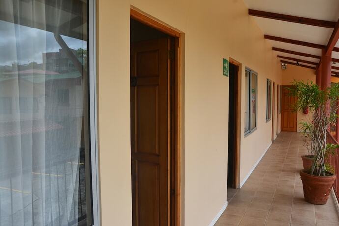 Imagen de los exteriores del Hotel La Villa, Ciudad Quesada. Foto 14