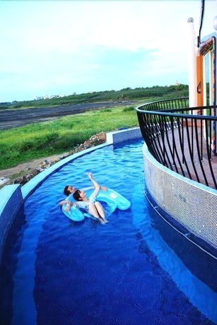 Imagen de la piscina del Hotel La Villa De La Sirene. Foto 19