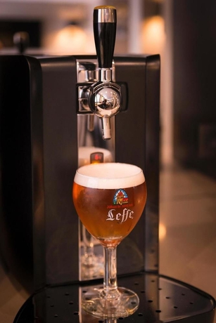 Imagen del bar/restaurante del Hotel La Villa Des Ternes. Foto 2