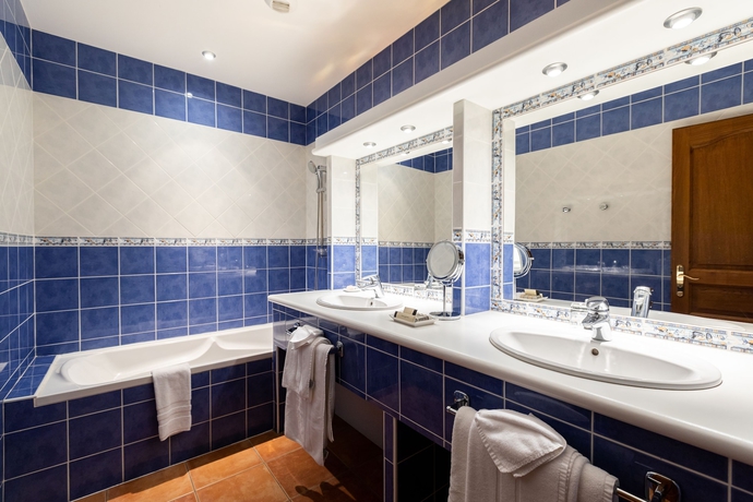 Imagen de la habitación del Hotel La Villa Romaine. Foto 8