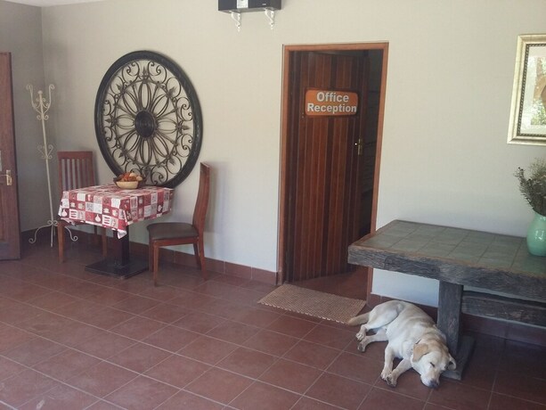 Imagen de los interiores del Hotel La Vue Guest Lodge and Function Venue. Foto 34