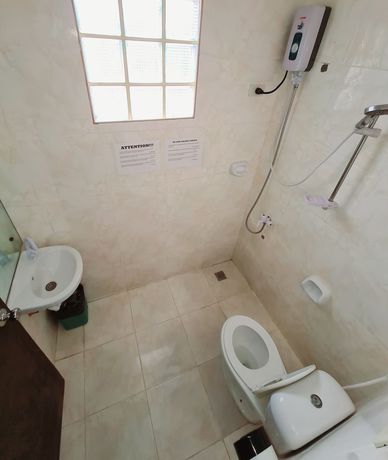 Imagen de la habitación del Hotel La-Familia Guest House. Foto 6