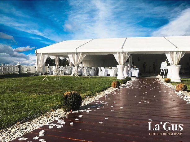Imagen de los exteriores del Hotel LaGus. Foto 12