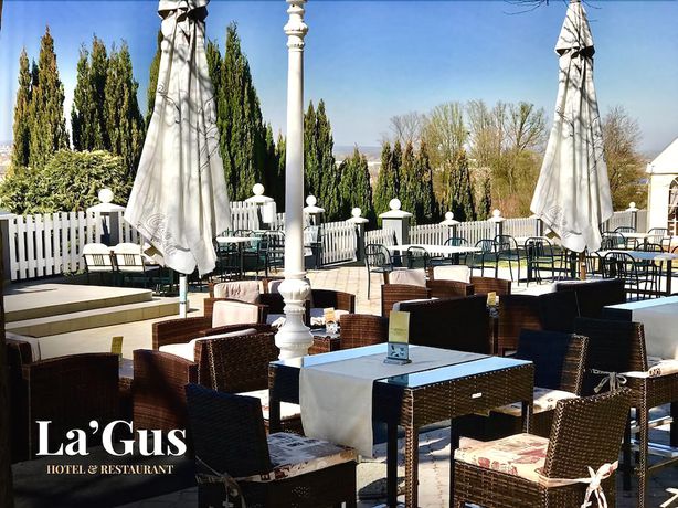 Imagen de los exteriores del Hotel LaGus. Foto 14