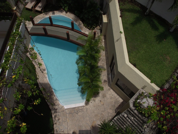 Imagen de la piscina del Hotel Labnah. Foto 6