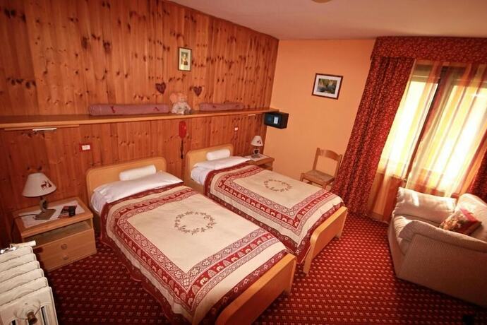 Imagen general del Hotel Lac Bleu. Foto 10