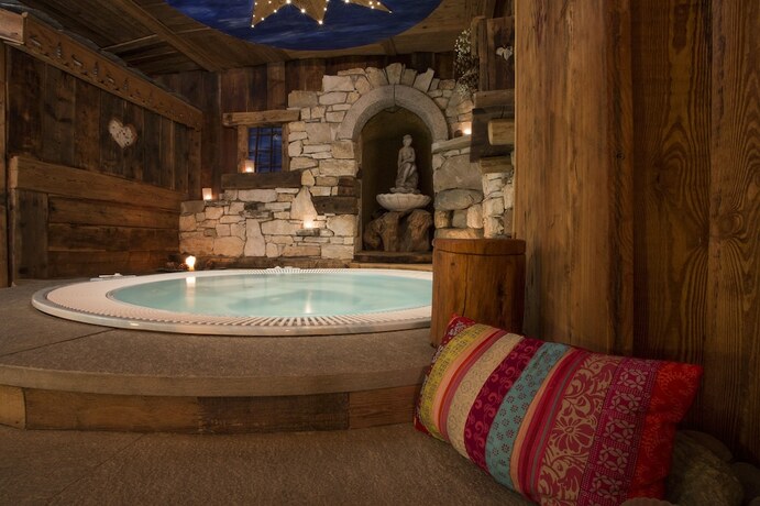 Imagen de la piscina del Hotel Lac Bleu. Foto 31