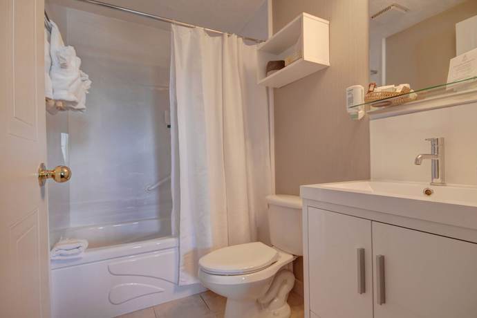 Imagen de la habitación del Hotel Lac-Brome. Foto 17