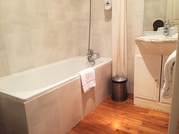 Imagen de la habitación del Hotel L'acad&eacute;mie Lyon. Foto 12