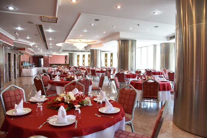 Imagen del bar/restaurante del Hotel Lacin Park. Foto 3