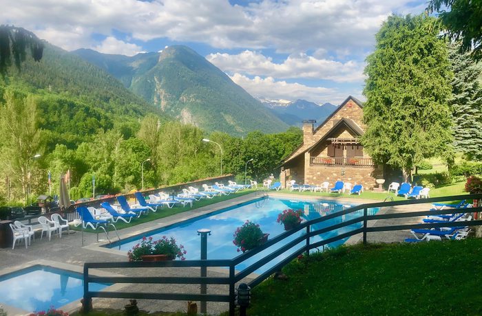 Imagen de la piscina del Hotel Lacreu. Foto 9