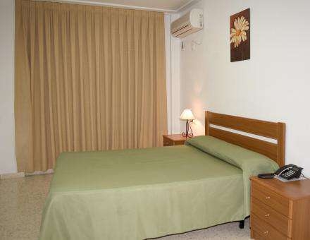 Imagen de la habitación del Hotel L´escala Cullera. Foto 17